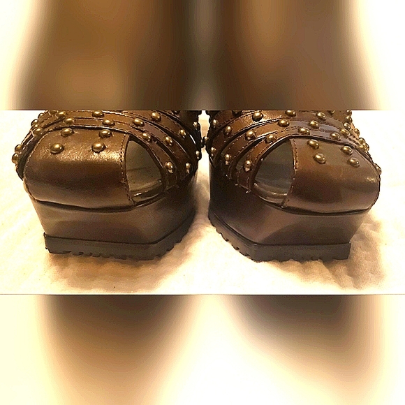 SZ 9 DONALD J PILNER SHILOH STUDDED WEDGE HEELS - Picture 4 of 6